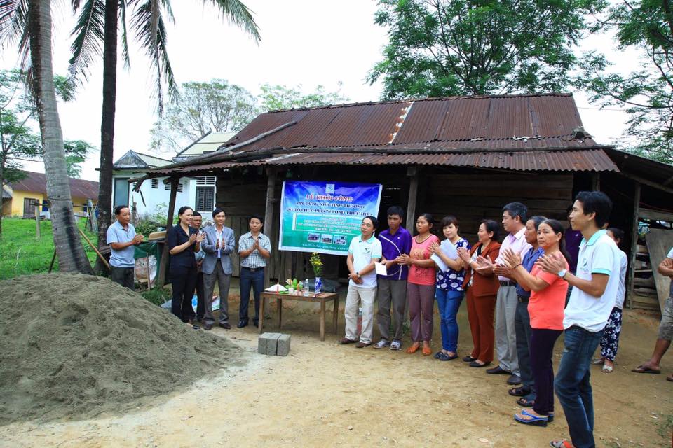 Lãnh đạo Phường Hương Hồ và đại diện Lãnh đạo Hội LHPN thị xã dự lễ khởi công